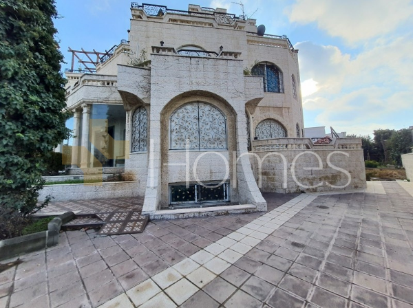 فيلا مستقلة مع مسبح للبيع في عبدون بمساحة بناء 1350م